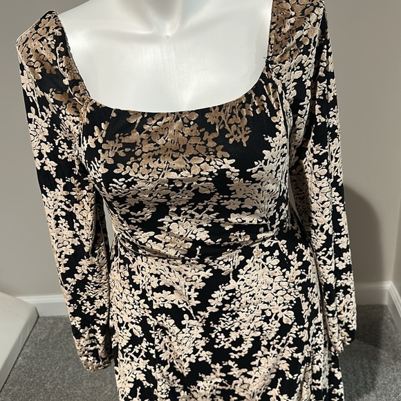 Vici Collection black dress‎ with velvet beige flowers size L side slit NWT - Picture 2 of 5